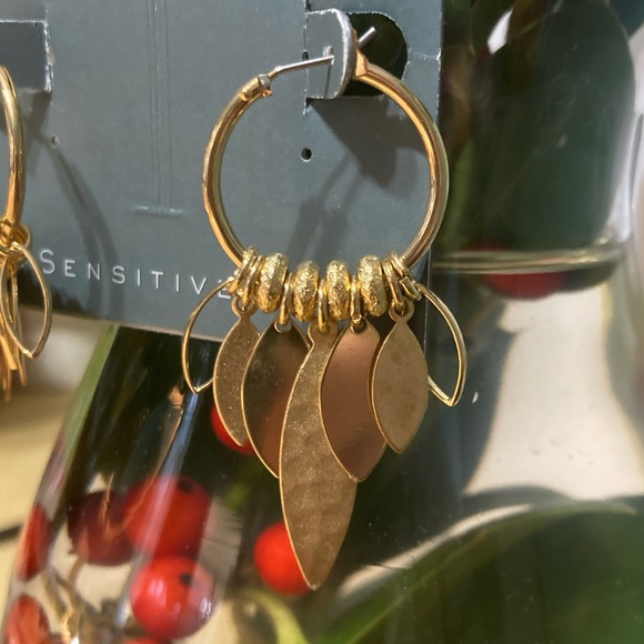 Museum Collection Sensitive Ears Gold-tone Hypo-allergenic hoop dangle Earrings - Picture 8 of 9